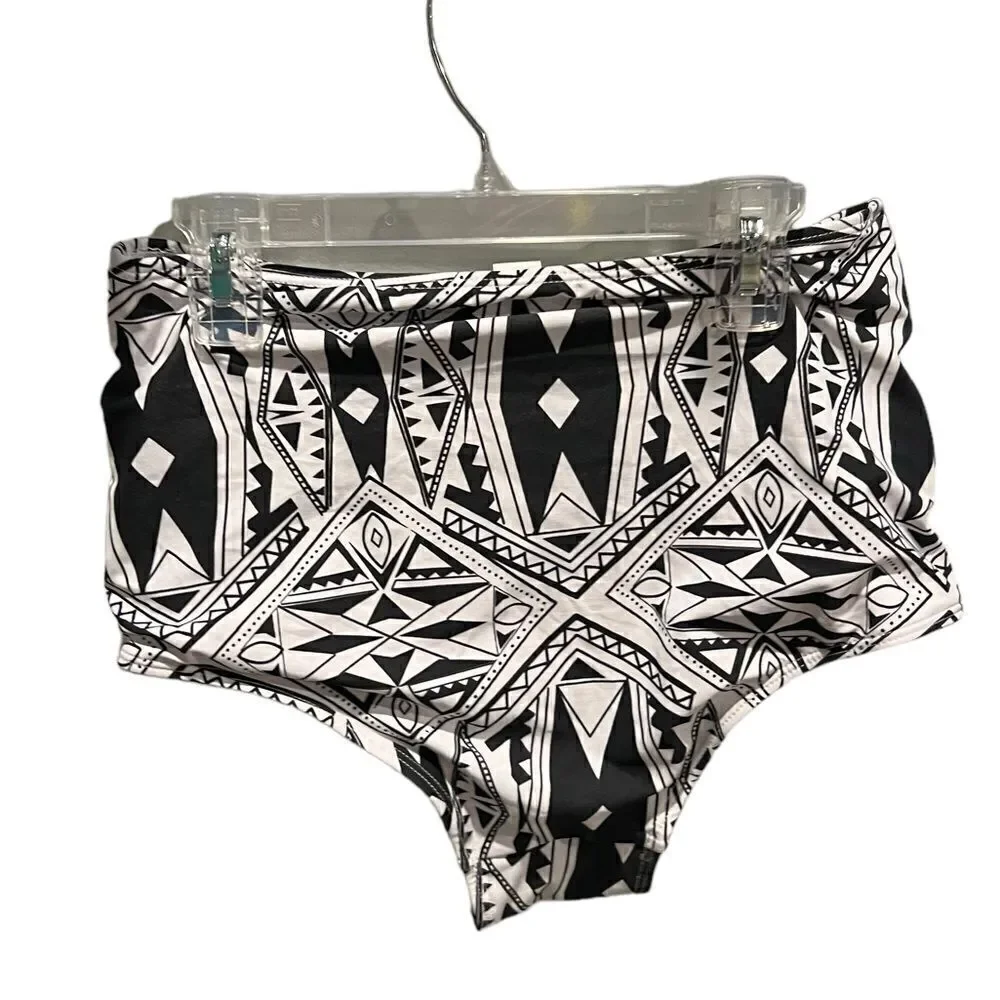 Black and white geometric print‎ two piece swimsuit women’s medium